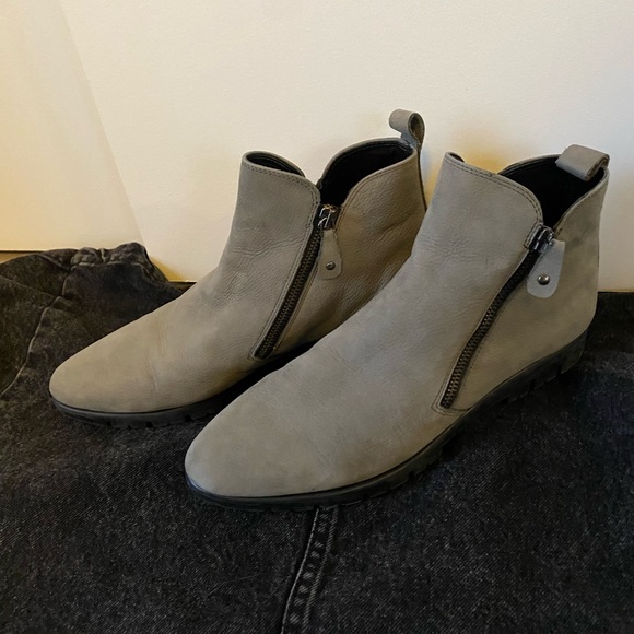 Grey leather motorcycle style boots - Picture 2 of 4